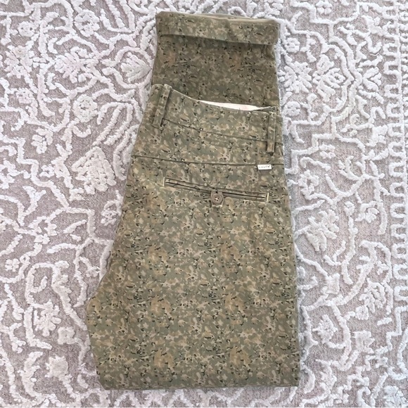 Levi’s Men’s 513 Slim Straight Camo Khaki Pants - Picture 14 of 15
